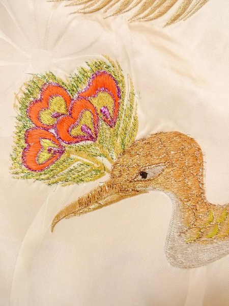 画像16: N1015L 女性用打掛  シルク（正絹） 光沢のある白, 孔雀 【中古】【USED】【リサイクル】 ★★★☆☆【N1015L】 (16)