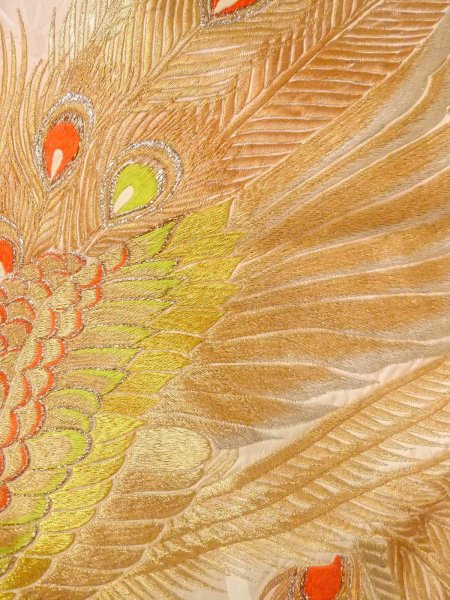 画像18: N1015L 女性用打掛  シルク（正絹） 光沢のある白, 孔雀 【中古】【USED】【リサイクル】 ★★★☆☆【N1015L】 (18)