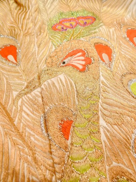 画像21: N1015L 女性用打掛  シルク（正絹） 光沢のある白, 孔雀 【中古】【USED】【リサイクル】 ★★★☆☆【N1015L】 (21)