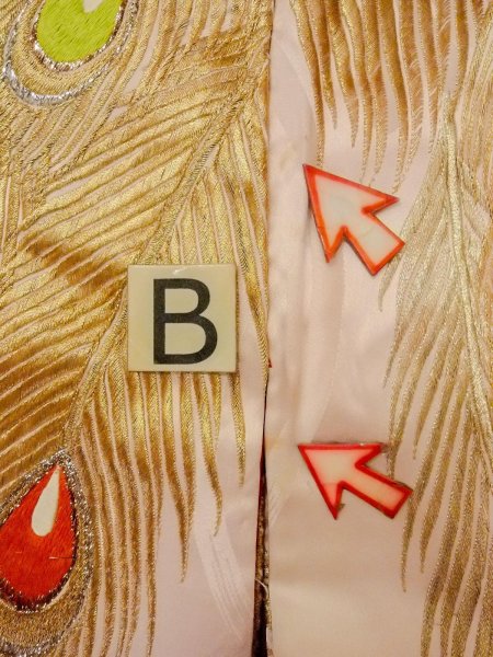 画像34: N1015L 女性用打掛  シルク（正絹） 光沢のある白, 孔雀 【中古】【USED】【リサイクル】 ★★★☆☆【N1015L】 (34)