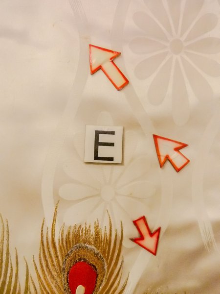 画像37: N1015L 女性用打掛  シルク（正絹） 光沢のある白, 孔雀 【中古】【USED】【リサイクル】 ★★★☆☆【N1015L】 (37)