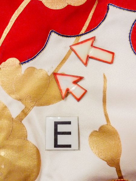 画像36: N1015N 女性用打掛  シルク（正絹） 鮮やか赤色, 梅 【中古】【USED】【リサイクル】 ★★★☆☆【N1015N】 (36)