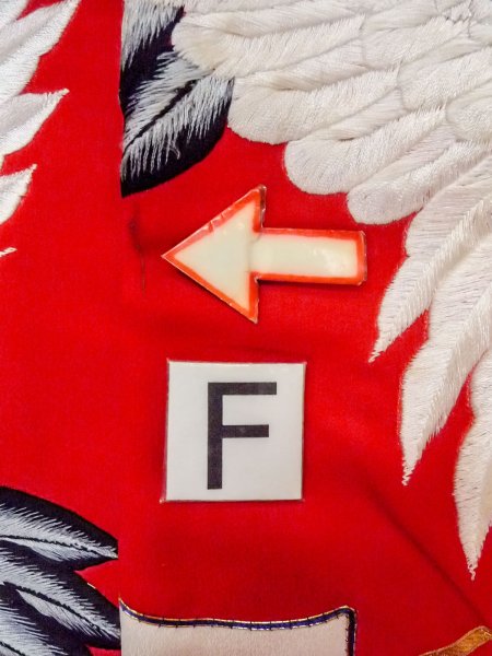 画像37: N1015N 女性用打掛  シルク（正絹） 鮮やか赤色, 梅 【中古】【USED】【リサイクル】 ★★★☆☆【N1015N】 (37)