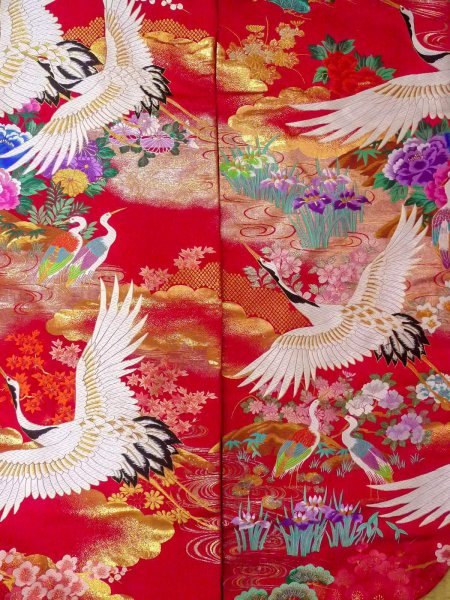 画像8: N1015Q 女性用打掛  シルク（正絹） 鮮やか赤色, あやめ 【中古】【USED】【リサイクル】 ★★★☆☆【N1015Q】 (8)