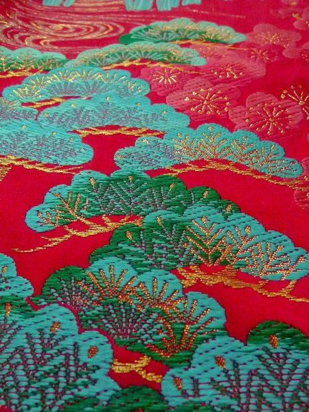 画像28: N1015Q 女性用打掛  シルク（正絹） 鮮やか赤色, あやめ 【中古】【USED】【リサイクル】 ★★★☆☆【N1015Q】 (28)