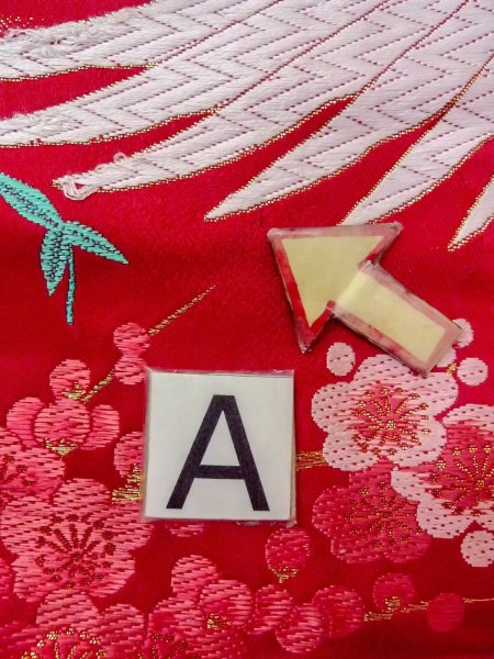 画像35: N1015Q 女性用打掛  シルク（正絹） 鮮やか赤色, あやめ 【中古】【USED】【リサイクル】 ★★★☆☆【N1015Q】 (35)