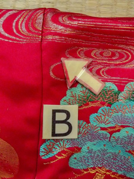 画像36: N1015Q 女性用打掛  シルク（正絹） 鮮やか赤色, あやめ 【中古】【USED】【リサイクル】 ★★★☆☆【N1015Q】 (36)