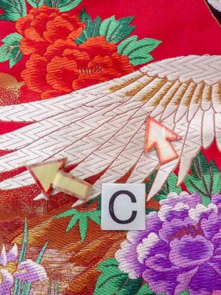 画像37: N1015Q 女性用打掛  シルク（正絹） 鮮やか赤色, あやめ 【中古】【USED】【リサイクル】 ★★★☆☆【N1015Q】 (37)