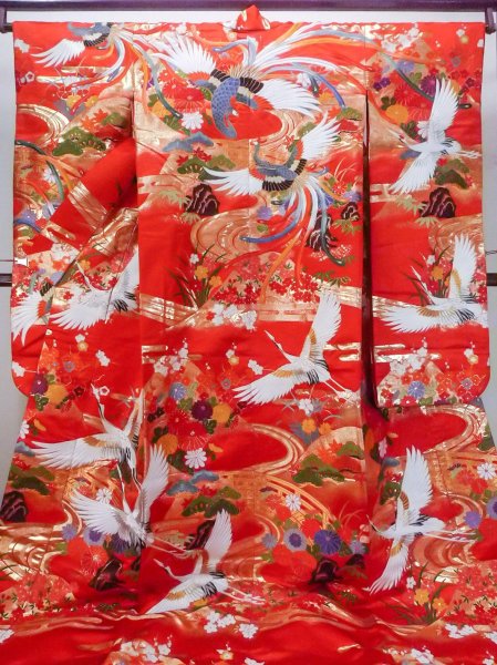 画像1: N1015R 女性用打掛  シルク（正絹） 光沢のある赤色, 桜 【中古】【USED】【リサイクル】 ★★★☆☆【N1015R】 (1)