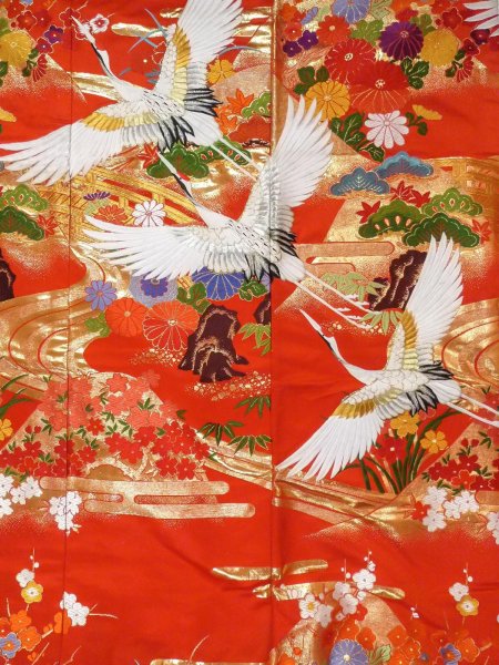 画像9: N1015R 女性用打掛  シルク（正絹） 光沢のある赤色, 桜 【中古】【USED】【リサイクル】 ★★★☆☆【N1015R】 (9)