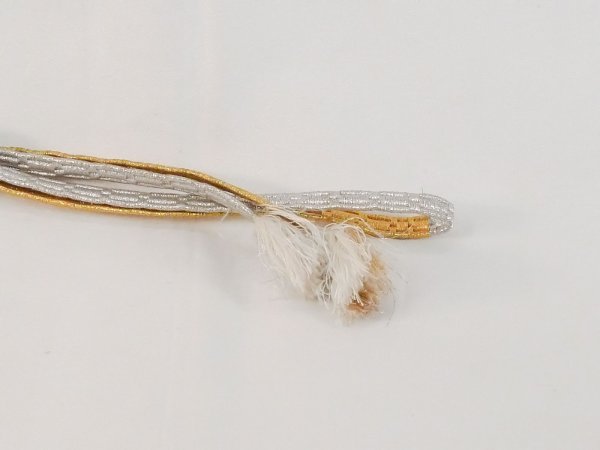 画像4: N1023XQ 帯締め 女性用着物 シルク(正絹)  光沢のある 金色 抽象的模様 光沢のある【中古】 【USED】 【リサイクル】 ★★★☆☆ (4)
