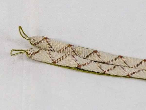 画像3: N1030XQ 羽織紐 女性用着物 シルク（正絹）   オフ　ホワイト ジグザグ 【中古】 【USED】 【リサイクル】 ★★★☆☆ (3)