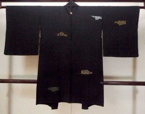 画像2: N1101C 昭和初期ごろ。アンティーク品。女性用羽織  シルク(正絹) 黒, ぼたん 【中古】【USED】【リサイクル】 ★☆☆☆☆【N1101C】 (2)