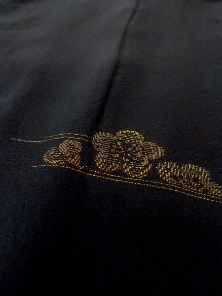 画像9: N1101C 昭和初期ごろ。アンティーク品。女性用羽織  シルク(正絹) 黒, ぼたん 【中古】【USED】【リサイクル】 ★☆☆☆☆【N1101C】 (9)