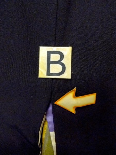 画像16: N1101C 昭和初期ごろ。アンティーク品。女性用羽織  シルク(正絹) 黒, ぼたん 【中古】【USED】【リサイクル】 ★☆☆☆☆【N1101C】 (16)