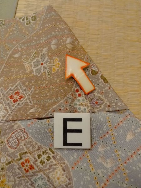 画像18: N1112B 女性用小紋  シルク(正絹) 灰色がかったマルチカラー, ぼたん 【中古】【USED】【リサイクル】 ★★★☆☆【N1112B】 (18)