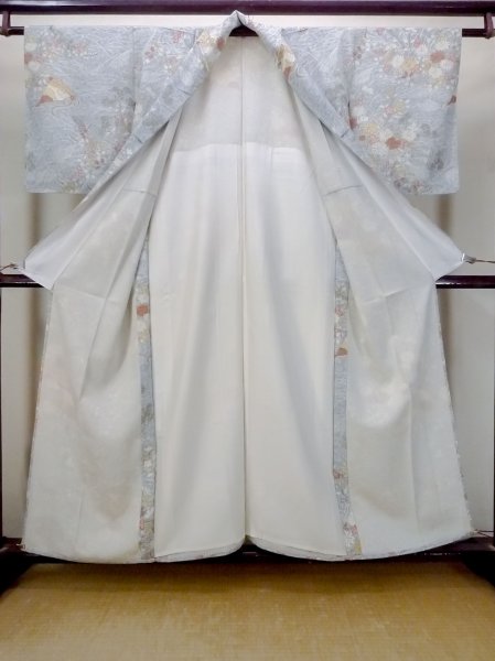 画像2: N1112C 女性用単衣  シルク(正絹) 灰色がかった水色, 菊 【中古】【USED】【リサイクル】 ★★★★☆【N1112C】 (2)