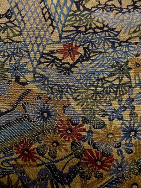 画像5: N1112J 女性用小紋  シルク(正絹) 深いベージュ, 花 【中古】【USED】【リサイクル】 ★★★★☆【N1112J】 (5)