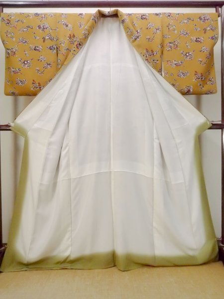 画像2: N1112L 女性用小紋  シルク(正絹) 灰色がかった黄色, 椿 【中古】【USED】【リサイクル】 ★★★☆☆【N1112L】 (2)