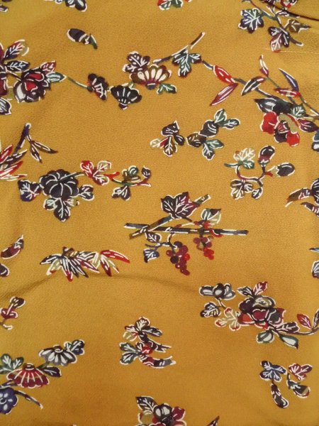 画像3: N1112L 女性用小紋  シルク(正絹) 灰色がかった黄色, 椿 【中古】【USED】【リサイクル】 ★★★☆☆【N1112L】 (3)