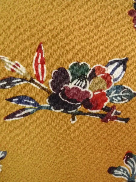 画像5: N1112L 女性用小紋  シルク(正絹) 灰色がかった黄色, 椿 【中古】【USED】【リサイクル】 ★★★☆☆【N1112L】 (5)