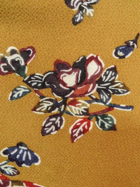 画像6: N1112L 女性用小紋  シルク(正絹) 灰色がかった黄色, 椿 【中古】【USED】【リサイクル】 ★★★☆☆【N1112L】 (6)