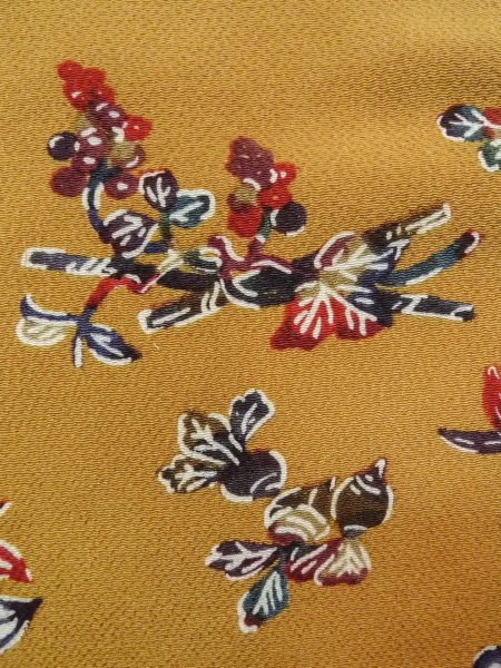 画像7: N1112L 女性用小紋  シルク(正絹) 灰色がかった黄色, 椿 【中古】【USED】【リサイクル】 ★★★☆☆【N1112L】 (7)