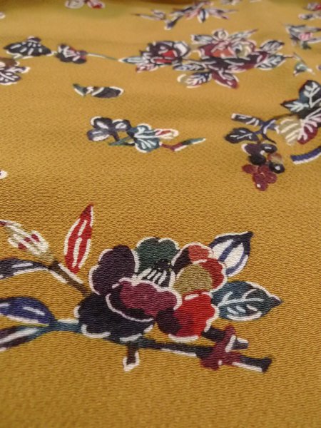 画像8: N1112L 女性用小紋  シルク(正絹) 灰色がかった黄色, 椿 【中古】【USED】【リサイクル】 ★★★☆☆【N1112L】 (8)