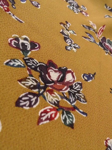画像9: N1112L 女性用小紋  シルク(正絹) 灰色がかった黄色, 椿 【中古】【USED】【リサイクル】 ★★★☆☆【N1112L】 (9)