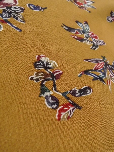 画像10: N1112L 女性用小紋  シルク(正絹) 灰色がかった黄色, 椿 【中古】【USED】【リサイクル】 ★★★☆☆【N1112L】 (10)