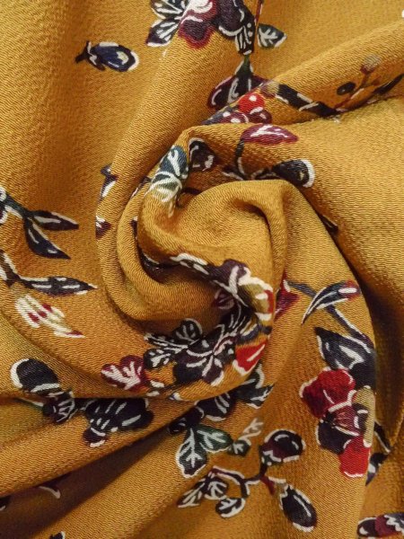 画像12: N1112L 女性用小紋  シルク(正絹) 灰色がかった黄色, 椿 【中古】【USED】【リサイクル】 ★★★☆☆【N1112L】 (12)