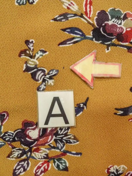 画像14: N1112L 女性用小紋  シルク(正絹) 灰色がかった黄色, 椿 【中古】【USED】【リサイクル】 ★★★☆☆【N1112L】 (14)