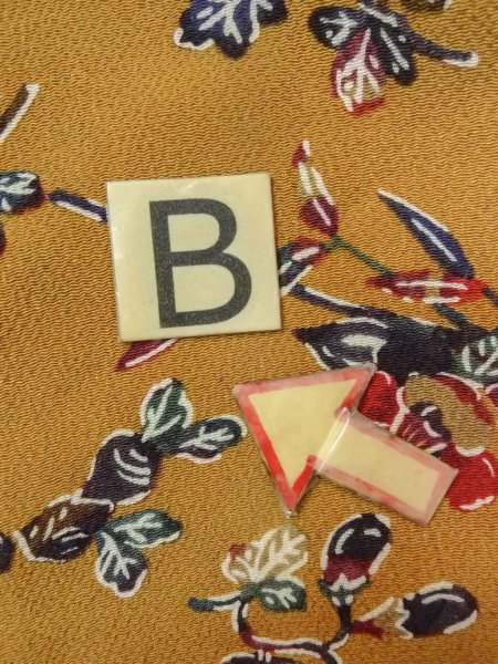 画像15: N1112L 女性用小紋  シルク(正絹) 灰色がかった黄色, 椿 【中古】【USED】【リサイクル】 ★★★☆☆【N1112L】 (15)