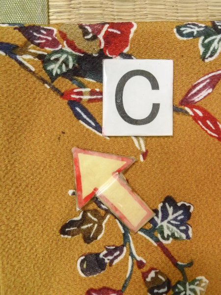 画像16: N1112L 女性用小紋  シルク(正絹) 灰色がかった黄色, 椿 【中古】【USED】【リサイクル】 ★★★☆☆【N1112L】 (16)