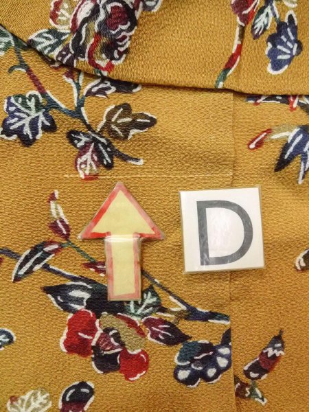 画像17: N1112L 女性用小紋  シルク(正絹) 灰色がかった黄色, 椿 【中古】【USED】【リサイクル】 ★★★☆☆【N1112L】 (17)