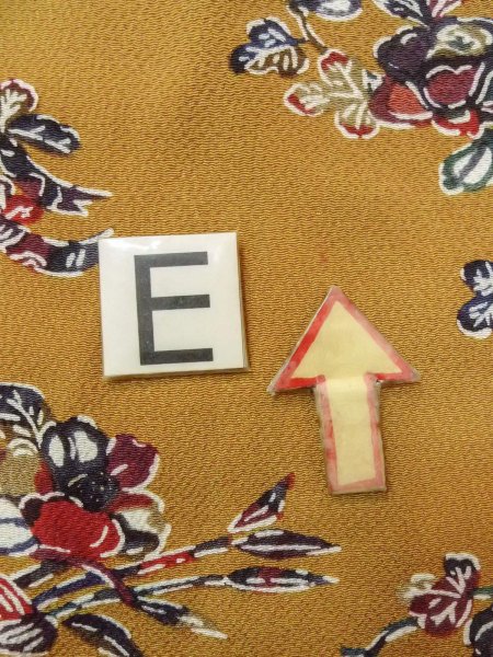 画像18: N1112L 女性用小紋  シルク(正絹) 灰色がかった黄色, 椿 【中古】【USED】【リサイクル】 ★★★☆☆【N1112L】 (18)