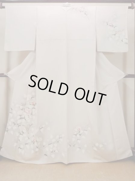 画像1: N1126V 女性用訪問着  シルク(正絹) 淡い灰色, 椿 【中古】【USED】【リサイクル】 ★★★☆☆【N1126V】 (1)