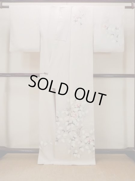 画像2: N1126V 女性用訪問着  シルク(正絹) 淡い灰色, 椿 【中古】【USED】【リサイクル】 ★★★☆☆【N1126V】 (2)