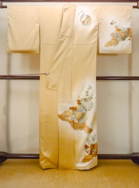 画像2: N1127C 女性用訪問着  シルク(正絹) 光沢のある淡い茶色, 菊 【中古】【USED】【リサイクル】 ★★★☆☆【N1127C】 (2)