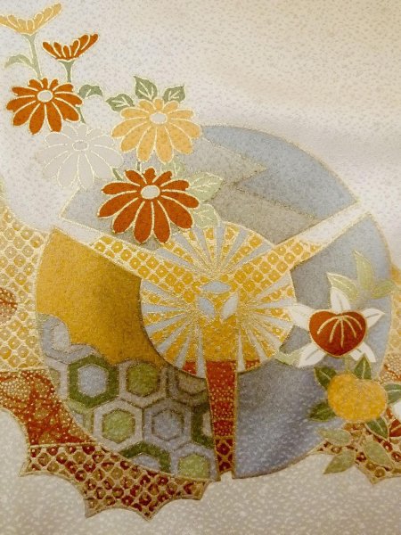 画像8: N1127C 女性用訪問着  シルク(正絹) 光沢のある淡い茶色, 菊 【中古】【USED】【リサイクル】 ★★★☆☆【N1127C】 (8)