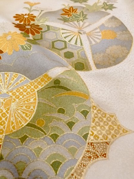 画像10: N1127C 女性用訪問着  シルク(正絹) 光沢のある淡い茶色, 菊 【中古】【USED】【リサイクル】 ★★★☆☆【N1127C】 (10)