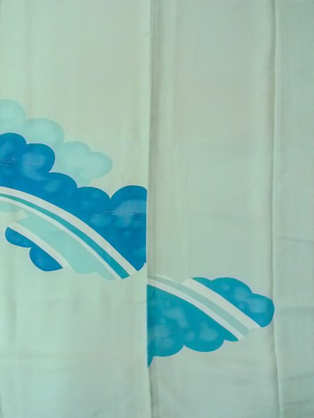 画像4: N1210M 女性用付下げ  シルク(正絹) 淡い水色, 雲 【中古】【USED】【リサイクル】 ★★★☆☆【N1210M】 (4)