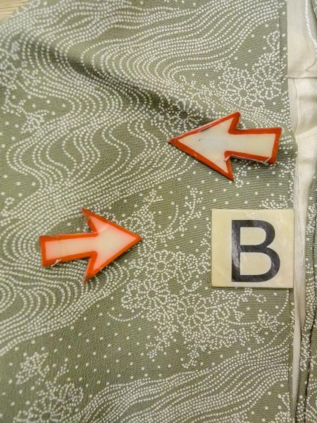 画像16: N1210Z 女性用小紋 江戸小紋 シルク(正絹) 淡い灰色がかった緑色, 花 【中古】【USED】【リサイクル】 ★★★☆☆【N1210Z】 (16)