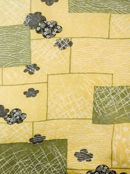 画像4: N1211C 女性用小紋  シルク(正絹) 灰色がかった黄色, 菊 【中古】【USED】【リサイクル】 ★★★★☆【N1211C】 (4)