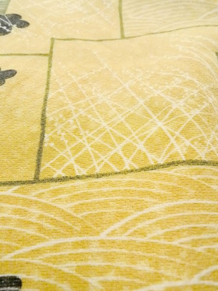 画像9: N1211C 女性用小紋  シルク(正絹) 灰色がかった黄色, 菊 【中古】【USED】【リサイクル】 ★★★★☆【N1211C】 (9)