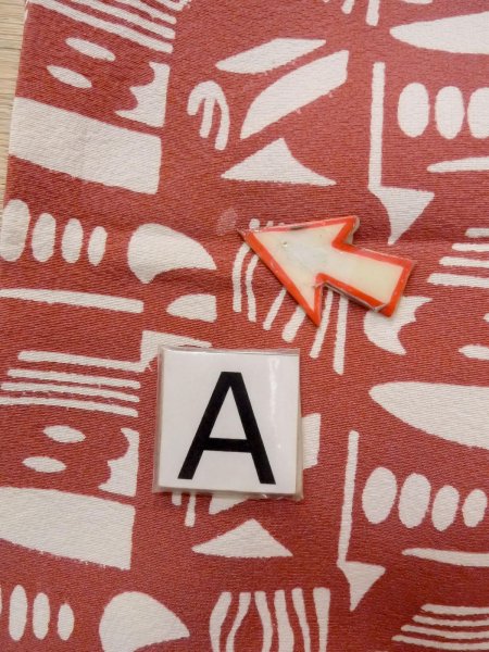 画像14: N1211H 女性用小紋  シルク(正絹) 灰色がかった赤色, 幾何学模様 【中古】【USED】【リサイクル】 ★★★☆☆【N1211H】 (14)