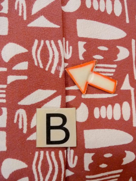 画像15: N1211H 女性用小紋  シルク(正絹) 灰色がかった赤色, 幾何学模様 【中古】【USED】【リサイクル】 ★★★☆☆【N1211H】 (15)