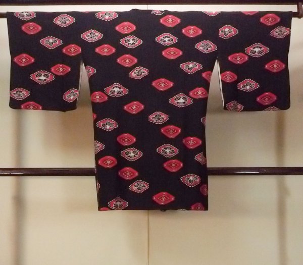 画像2: O0131O 女性用道行  シルク（正絹） 黒, 花 【中古】【USED】【リサイクル】 ★★★☆☆【O0131O】 (2)