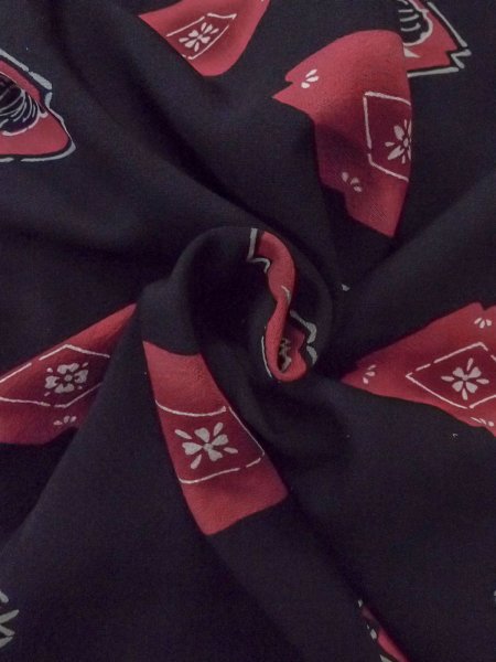 画像11: O0131O 女性用道行  シルク（正絹） 黒, 花 【中古】【USED】【リサイクル】 ★★★☆☆【O0131O】 (11)