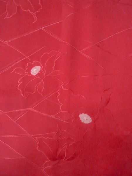 画像3: O0131T 女性用道行  シルク（正絹） 光沢のある赤色, 花 【中古】【USED】【リサイクル】 ★★★☆☆【O0131T】 (3)